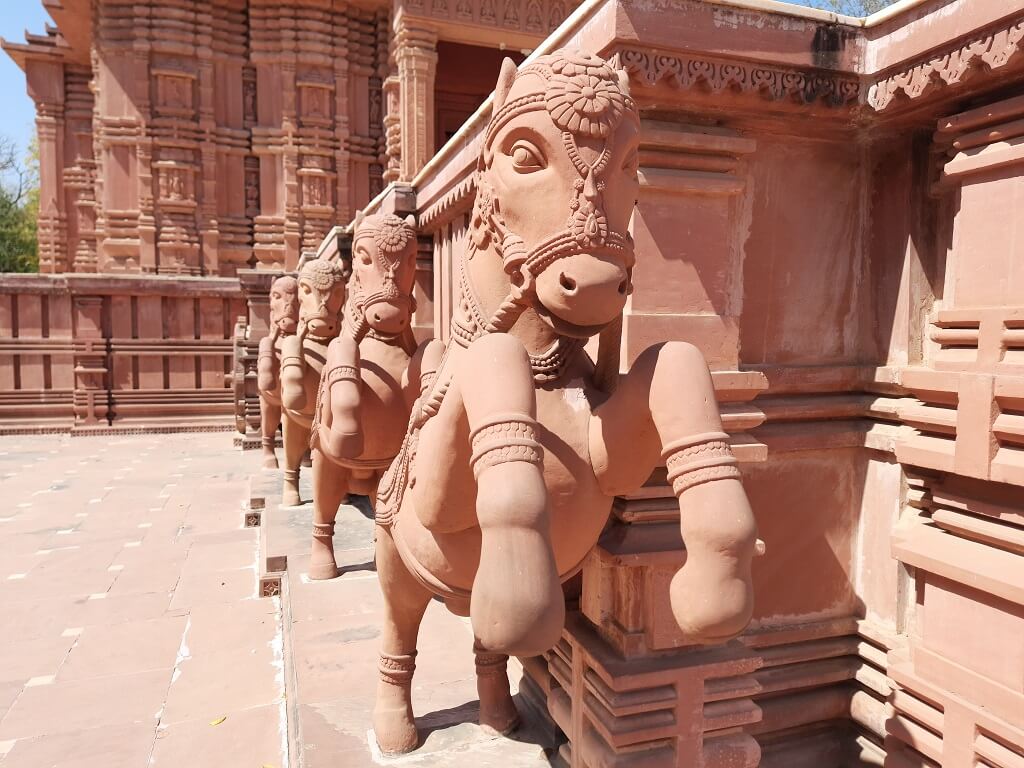 sculptures in sun temple in gwalior